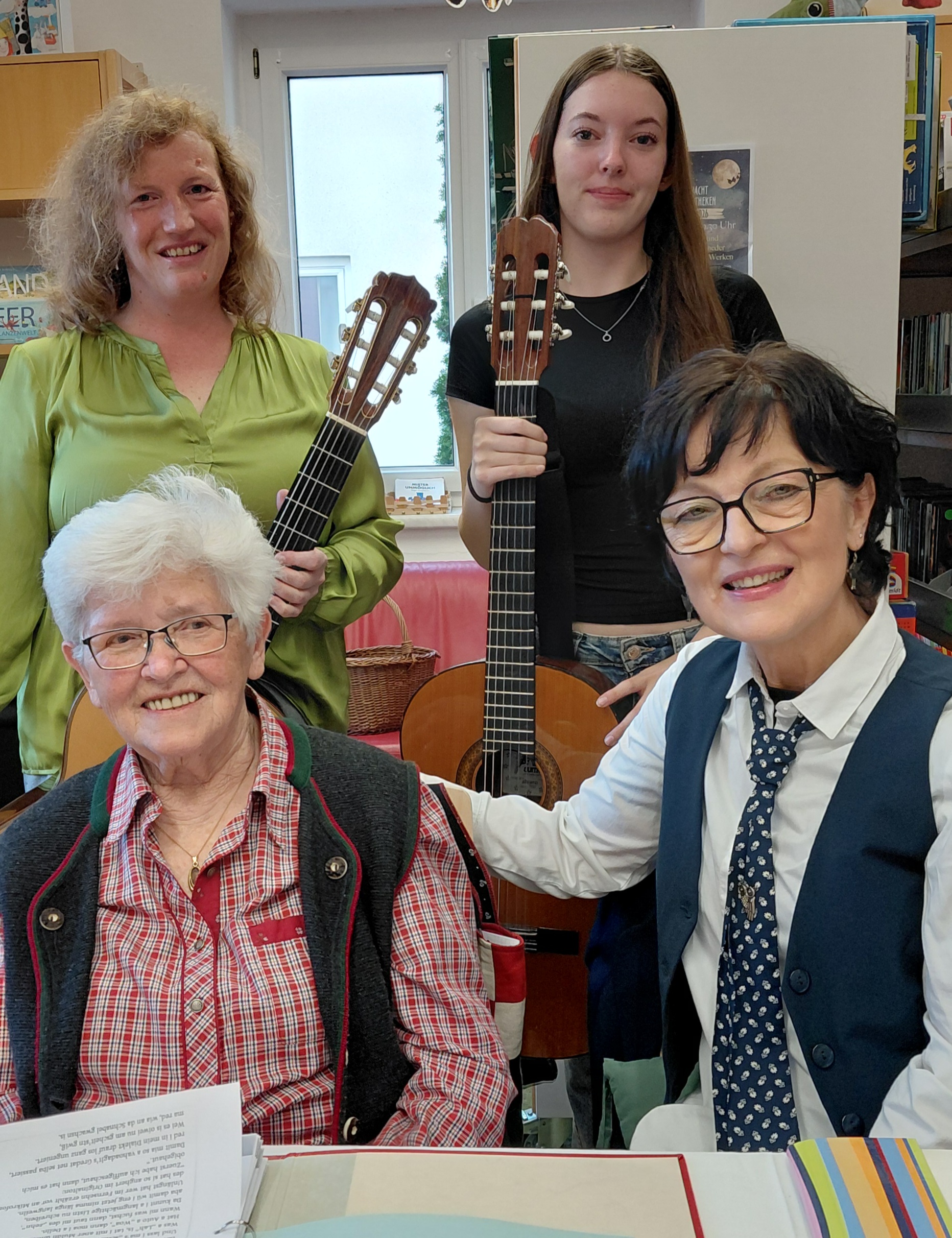 Inge und Regina lesen in der Bibliothek Kefermarkt…