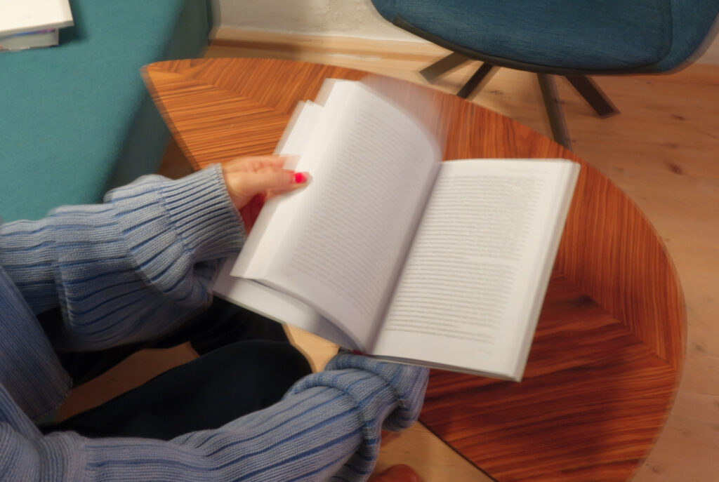 Blättern durch ein Buch