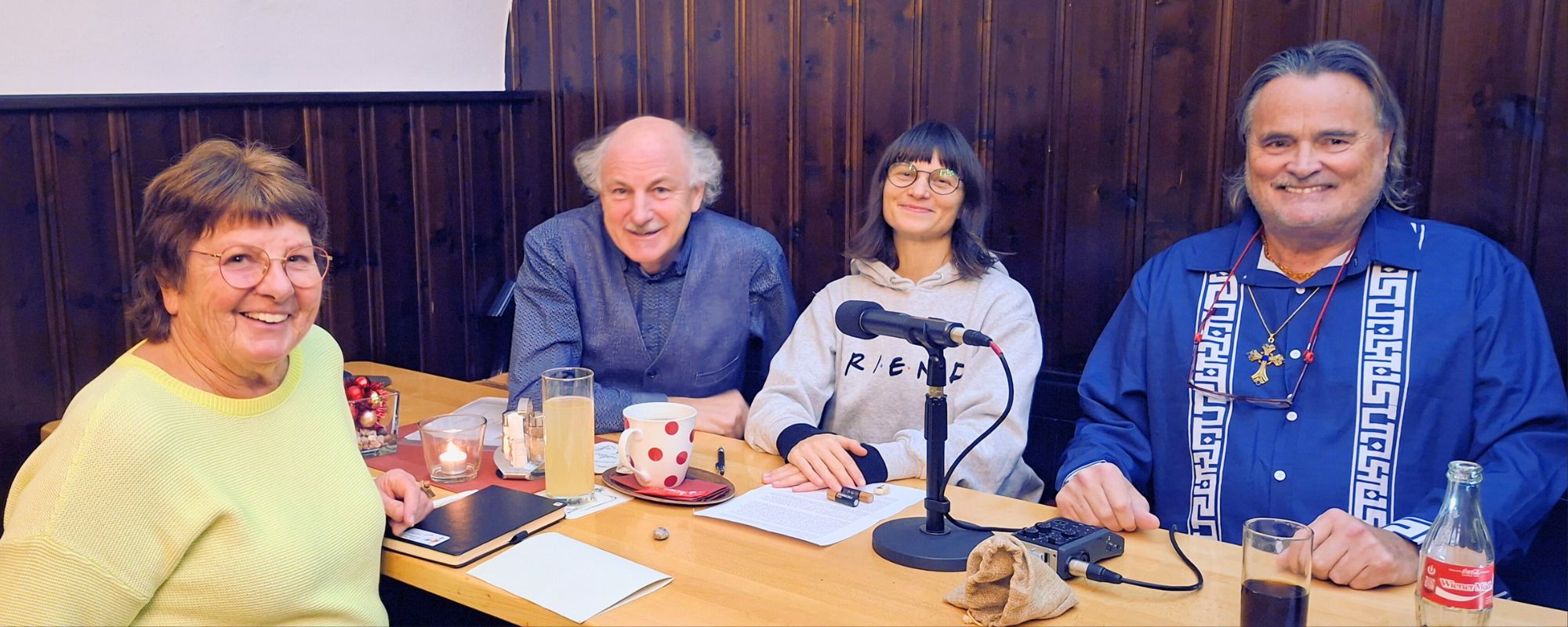 4 Autorinnen sitzen an einem Tisch