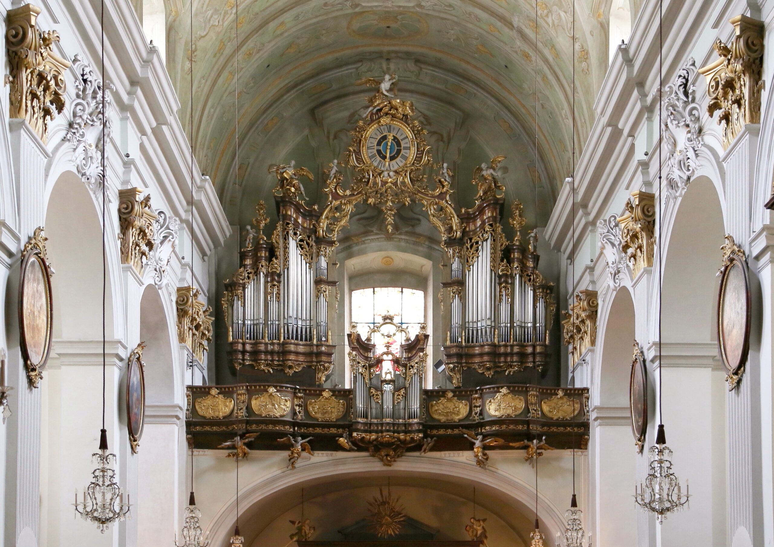 Orgelmusik in einer Ostinato – Klammer