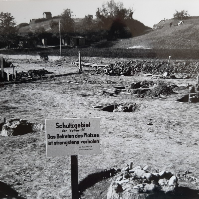 Ausstellung „Widerstand – Tod – Überleben. Zu den archäologischen Ausgrabungen des KZ Gusen“